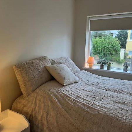 Charming 3 Bedroom Apartment Акурейрі Екстер'єр фото