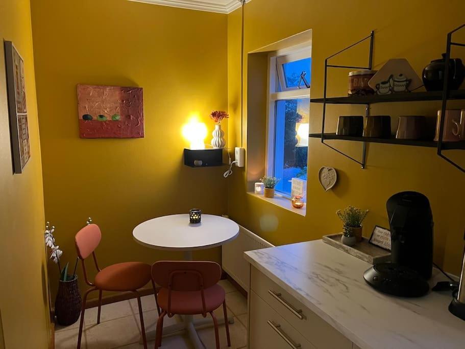 Charming 3 Bedroom Apartment Акурейрі Екстер'єр фото