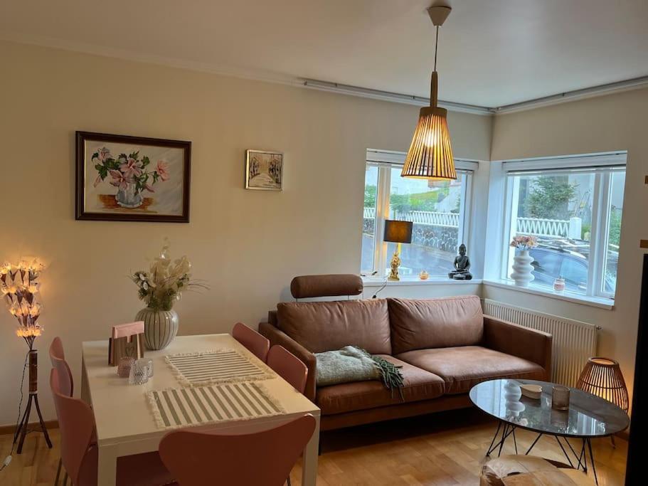 Charming 3 Bedroom Apartment Акурейрі Екстер'єр фото